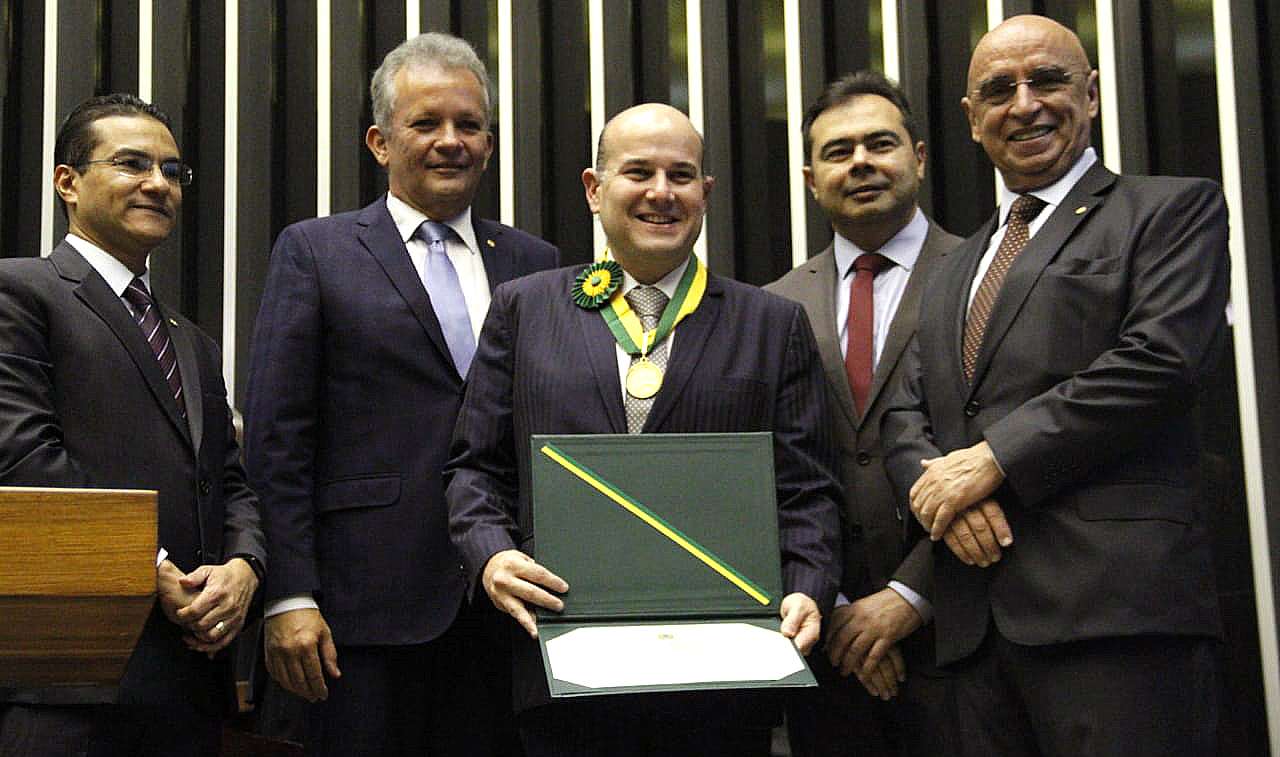 várias pessoas posando para a foto